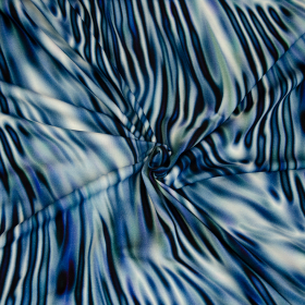 wit viscose stretch tricot met blauw groenig abstract dessin